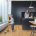 ПВХ плитка Quick Step BLOOM Дуб осенний медовый ПВХ плитка Quick Step BLOOM Дуб осенний медовый